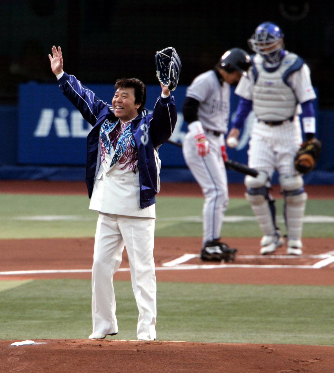 オープン戦　横浜－阪神戦で始球式に臨む冠二郎さん（06年3月撮影）