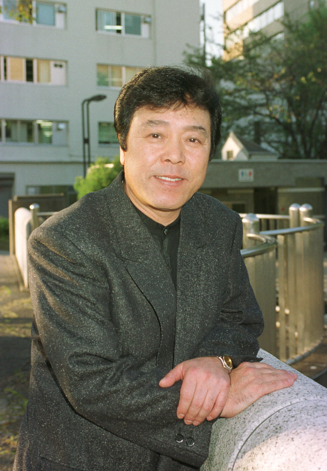 デビュー35周年のPRに来社した冠二郎さん（2002年撮影）