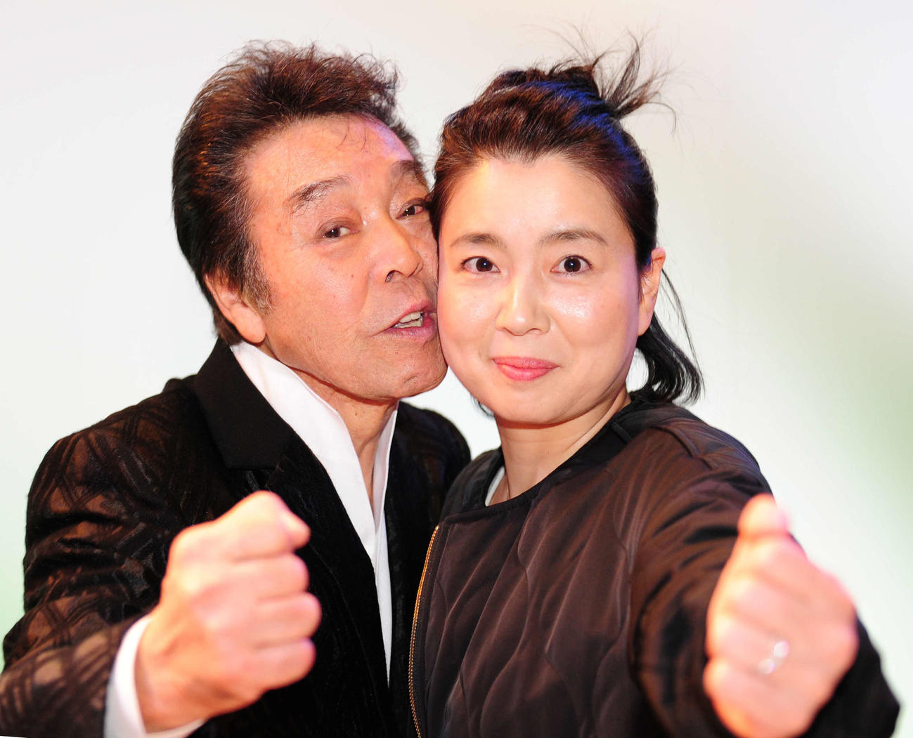 愛妻家ぶりを語った冠二郎さんとみなこ夫人（2017年撮影）