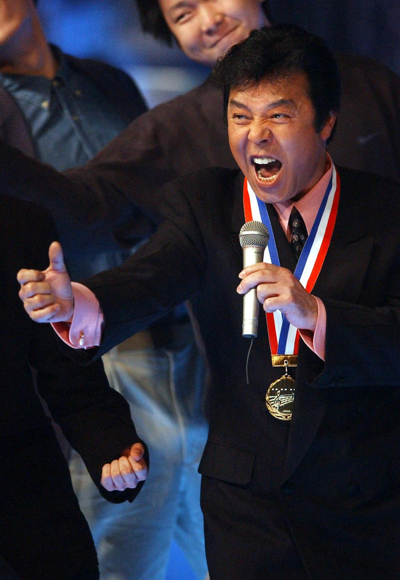 2001年12月、第34回日本有線大賞　有線音楽優秀賞「酒に酔いたい」を歌う冠二郎さん