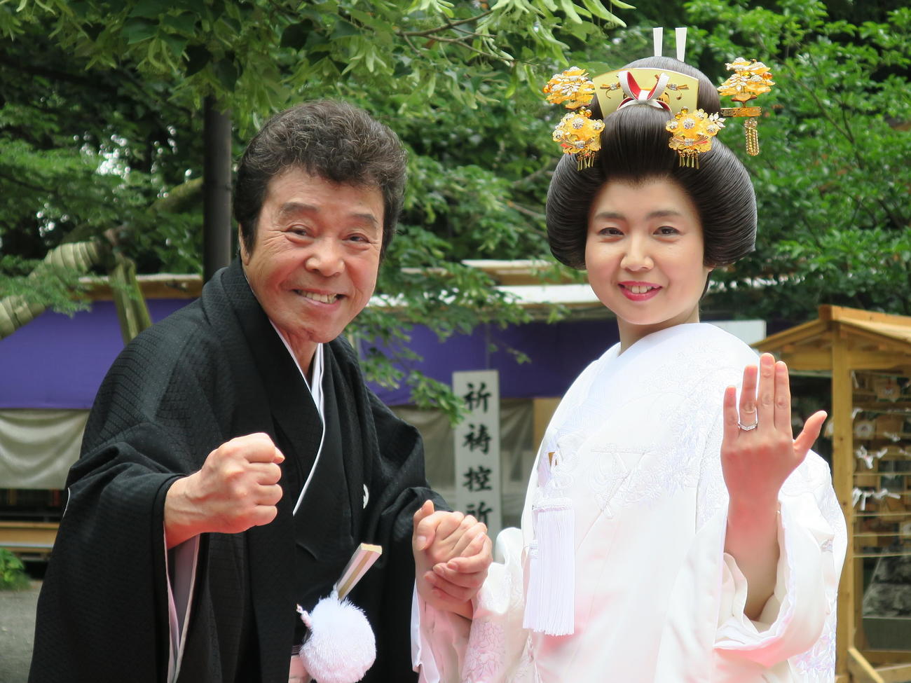 杉並・大宮八幡宮で挙式を上げた冠二郎さん（左）とみなこさん（2016年5月26日撮影）