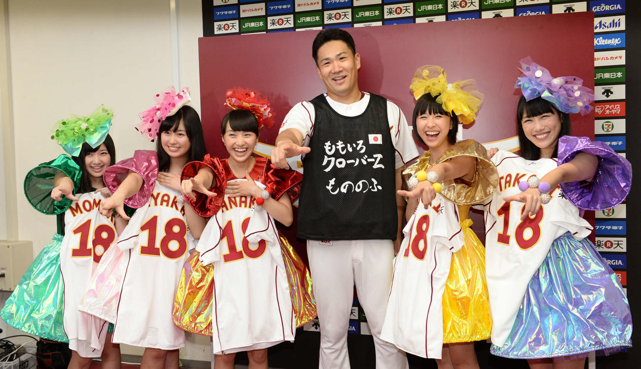 始球式で来場したももいろクローバーZと記念撮影に納まる田中将大（2013年9月撮影）