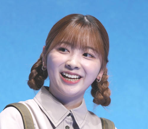 NiziUミイヒ、ショートパンツから美脚覗かせ新年あいさつ「2024 こと