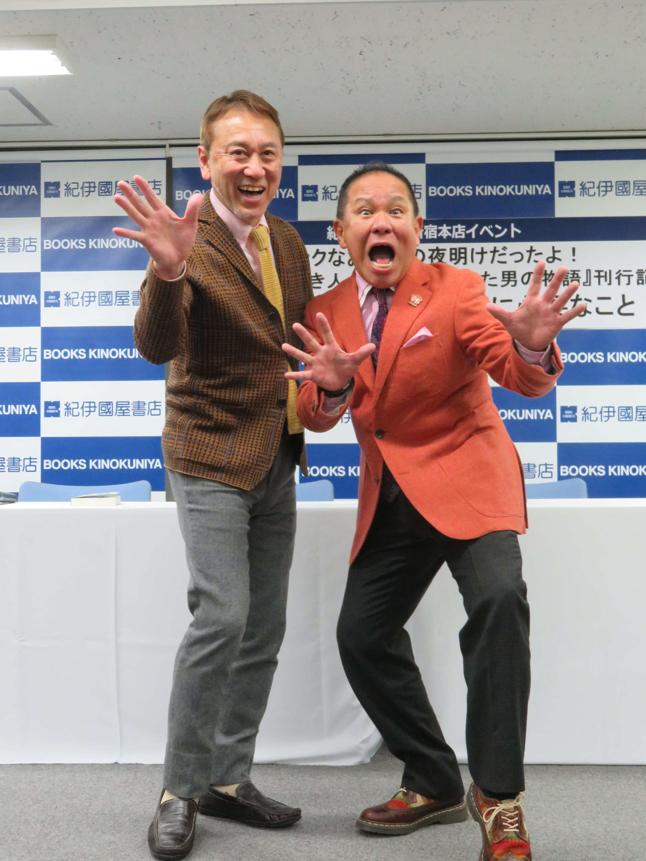 「サンミュージックなお笑いの夜明けだったよ！　付き人から×社長になった男の物語」刊行記念トークイベントを開いた、ブッチャーブラザーズのリッキーこと岡博之社長（左）と、ぶっちゃあ（撮影・村上幸将）