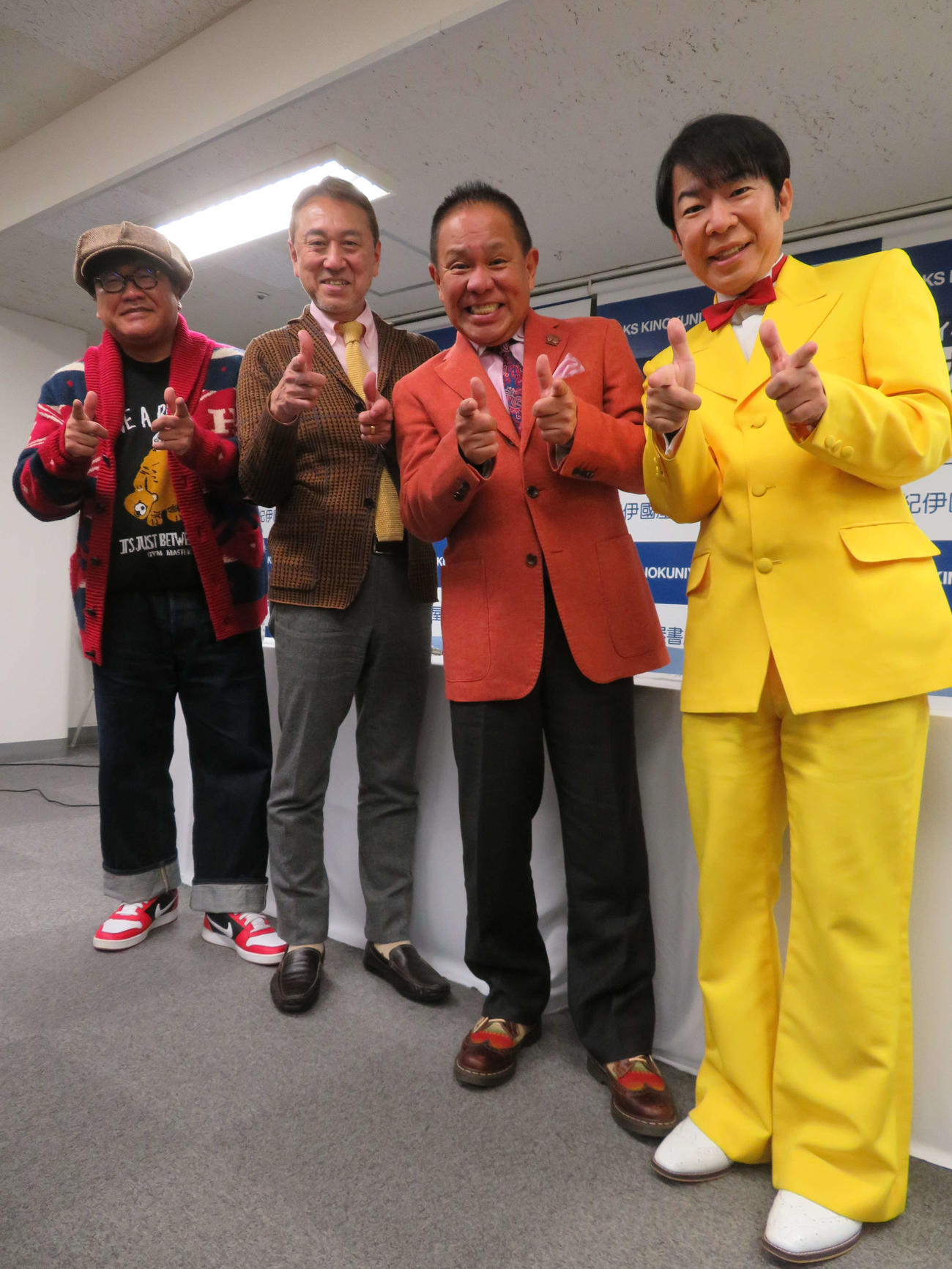「サンミュージックなお笑いの夜明けだったよ！　付き人から社長になった男の物語」刊行記念トークイベントを開いたブッチャーブラザーズのリッキーこと岡博之社長（左から2人目）左からカンニング竹山、1人おいて、ぶっちゃあ、ダンディ坂野（撮影・村上幸将）
