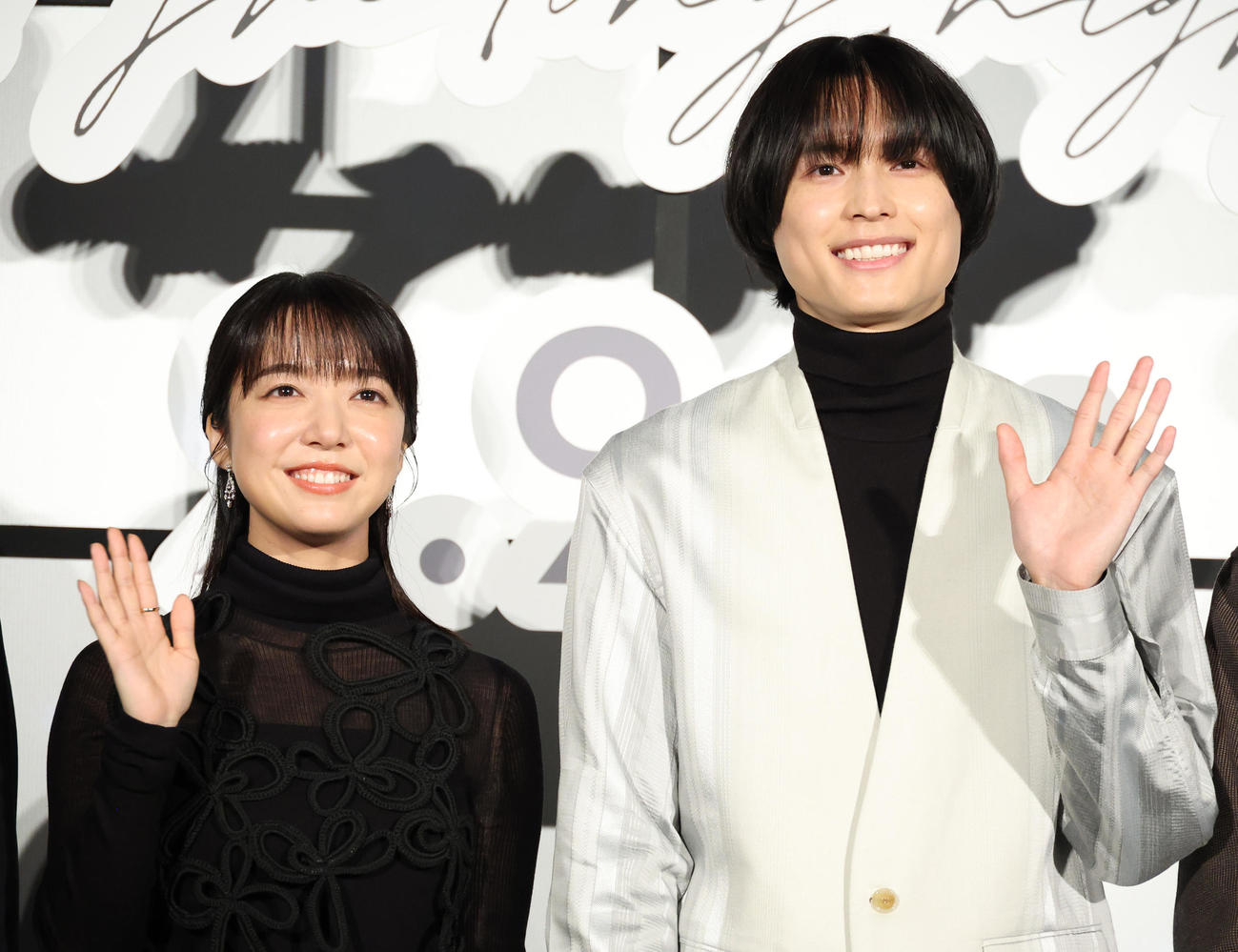 映画「夜明けのすべて」プレミアナイトを行った上白石萌音（左）と松村北斗（撮影・中島郁夫）