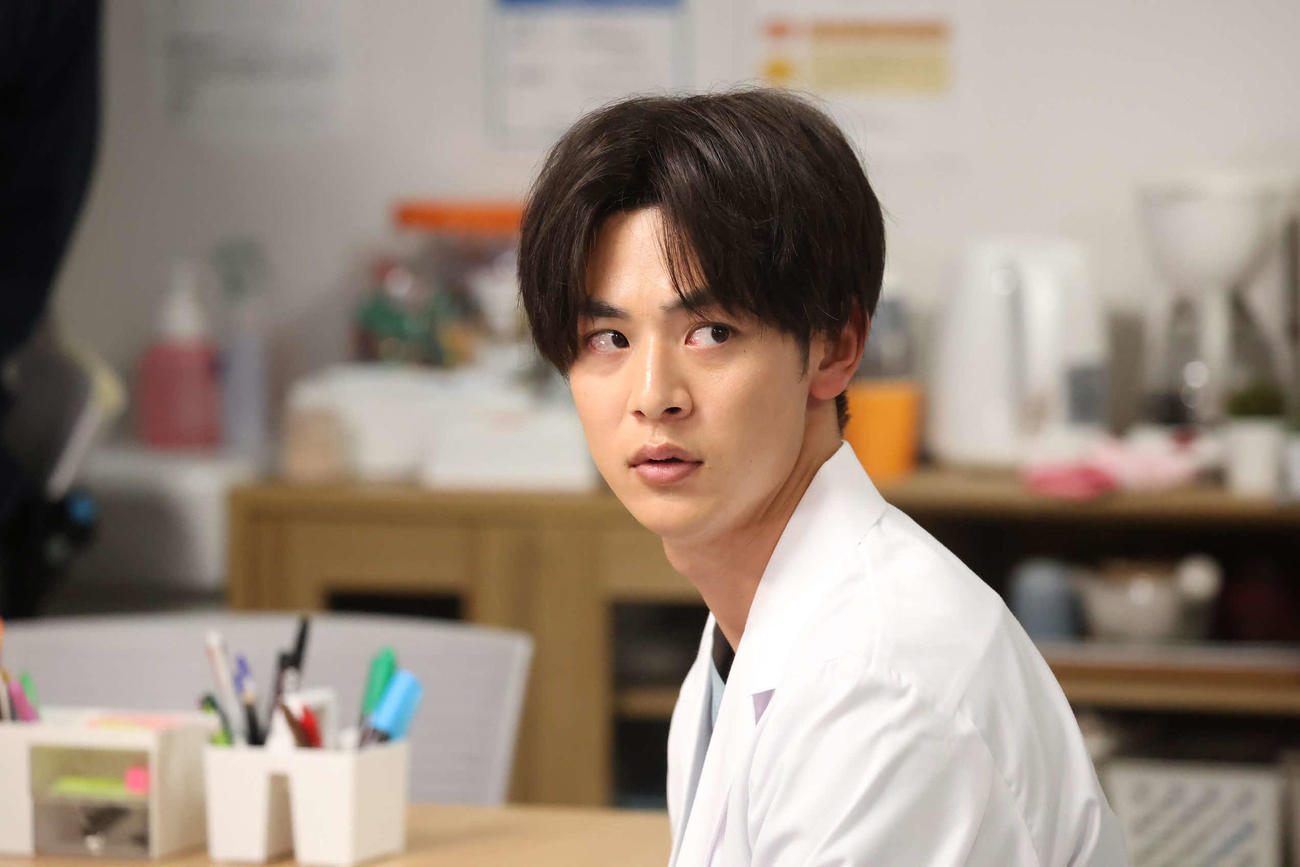 フジテレビ系「PICU　小児集中治療室　スペシャル　2024」に出演する小林虎之介(C)フジテレビ