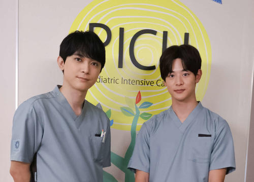 フジテレビ系「PICU 小児集中治療室 スペシャル 2024」に出演する吉沢亮、小林虎之介(C)フジテレビ
