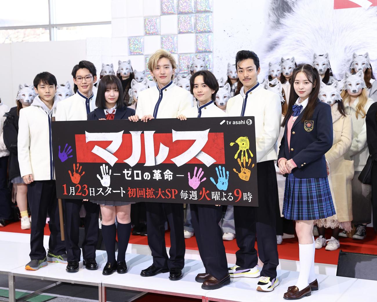写真に納まる、左から泉沢祐希、山時聡真、吉川愛、道枝駿佑、板垣李光人、井上祐貴、横田真悠（撮影・垰建太）
