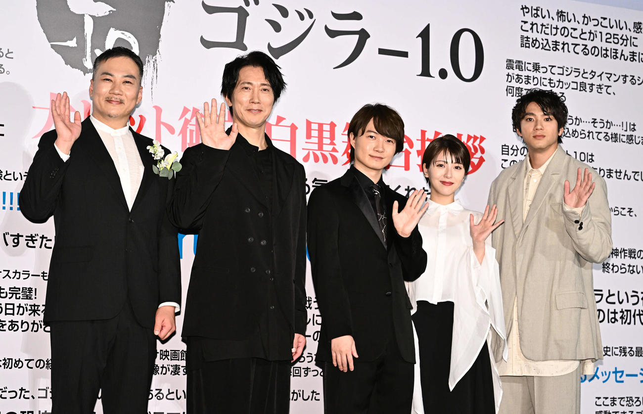 記念撮影する、左から田中美央、佐々木蔵之介、神木隆之介、浜辺美波、山田裕貴（撮影・滝沢徹郎）