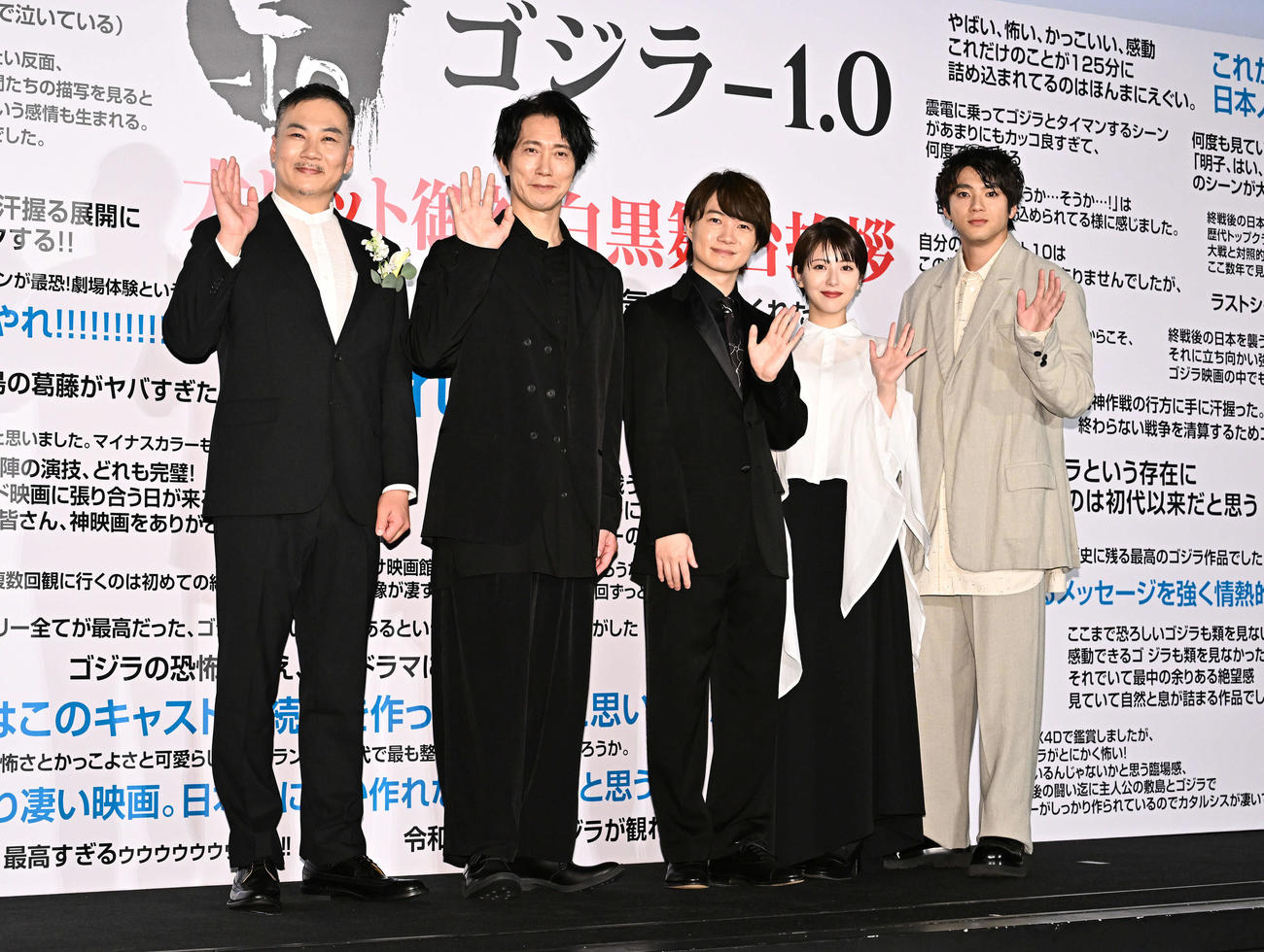 記念撮影する、左から田中美央、佐々木蔵之介、神木隆之介、浜辺美波、山田裕貴（撮影・滝沢徹郎）