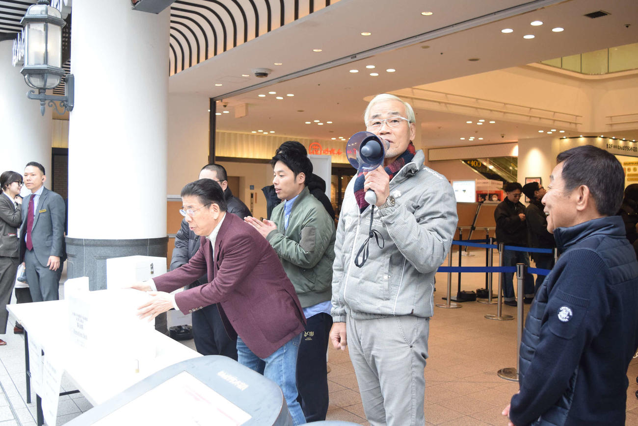 なんばグランド花月で能登半島地震への支援募金を呼びかける、（左から）西川きよし、オール巨人、オール阪神（撮影・阪口孝志）