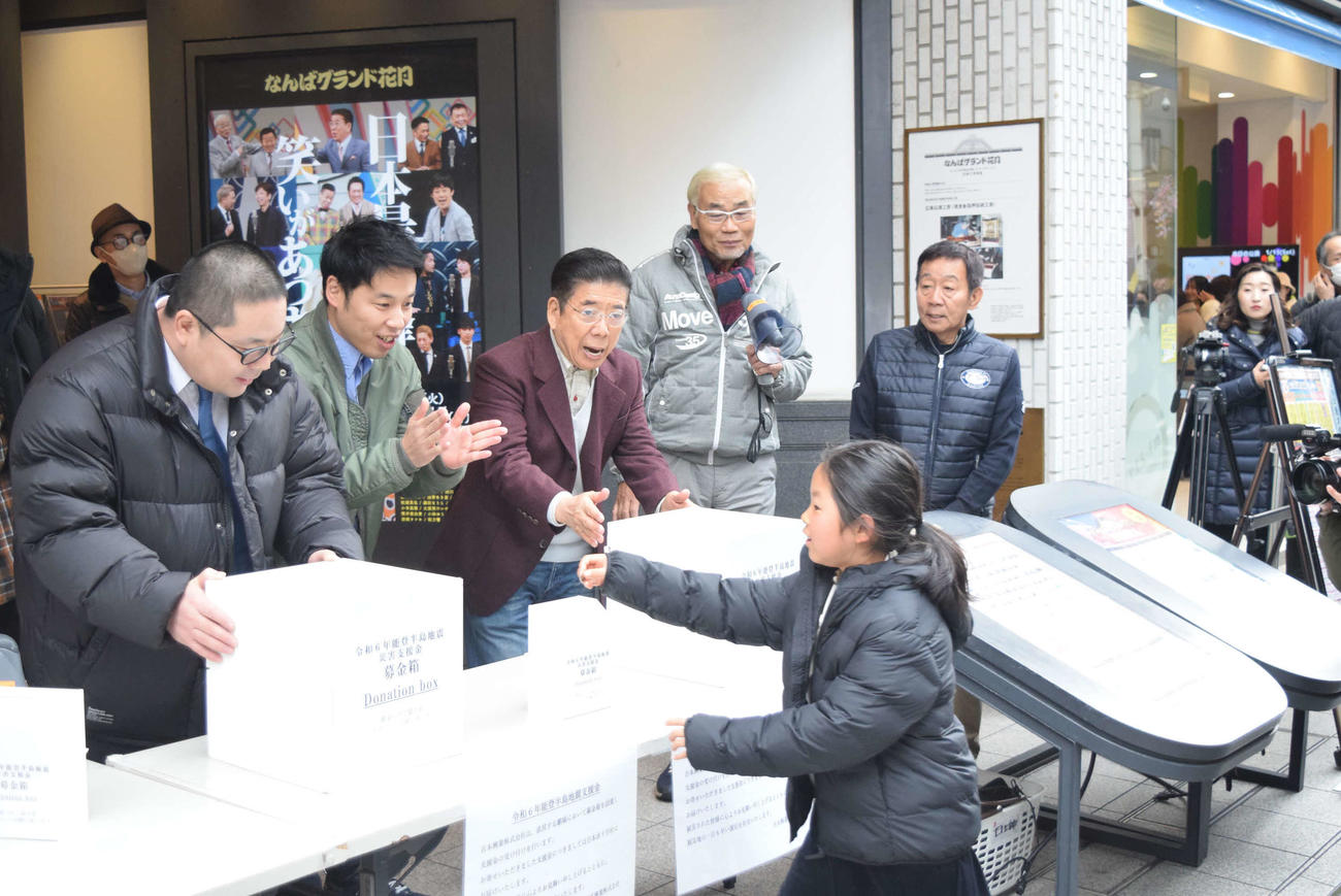 なんばグランド花月で能登半島地震への支援募金を呼びかける、（左から）ネルソンズ、西川きよし、オール巨人、オール阪神（撮影・阪口孝志）