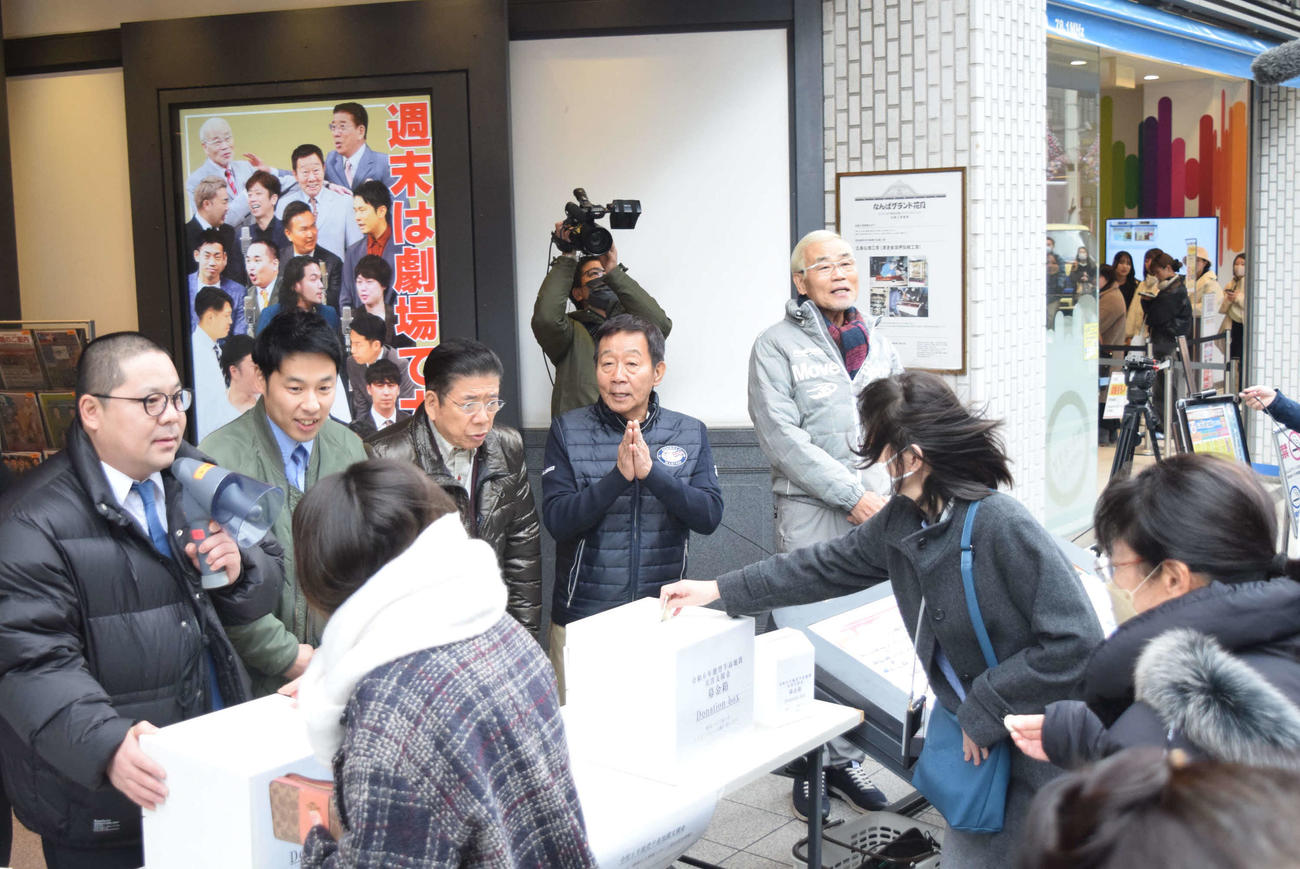 なんばグランド花月で能登半島地震への支援募金を呼びかける、（左から）ネルソンズ、西川きよし、オール巨人、オール阪神（撮影・阪口孝志）