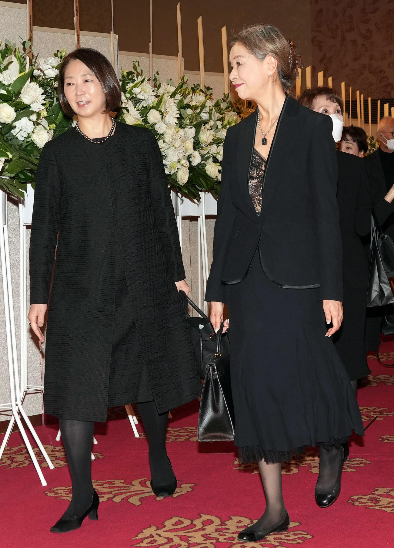 「十八世中村勘三郎十三回忌追善　偲ぶ会」に参列した中井美穂（左）と阿部知代（撮影・たえ見朱実）
