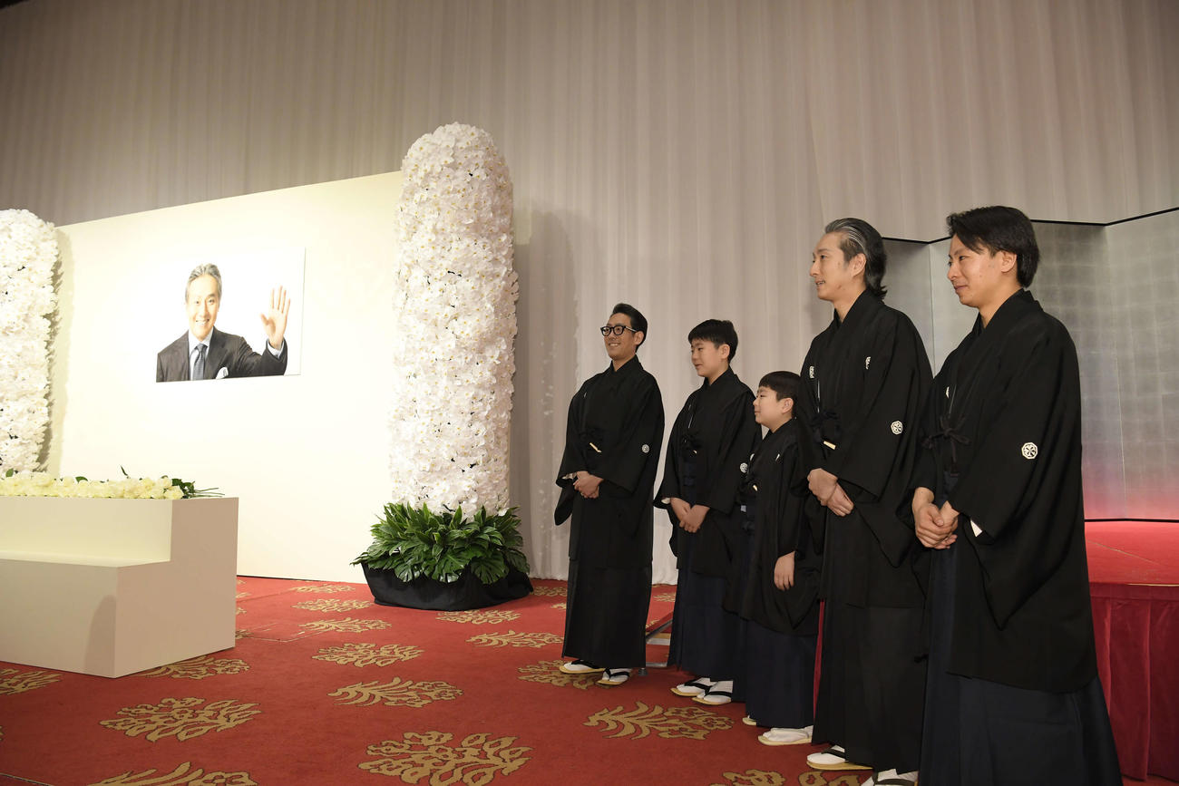 中村勘三郎さんの「十三回忌追善　偲ぶ会」であいさつに並ぶ、左から中村勘九郎、中村勘太郎、中村長三郎、中村七之助、中村鶴松
