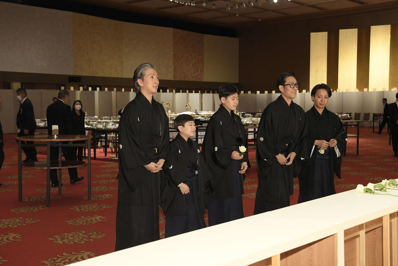 献花する、左から中村七之助、中村長三郎、中村勘太郎、中村勘九郎、中村鶴松