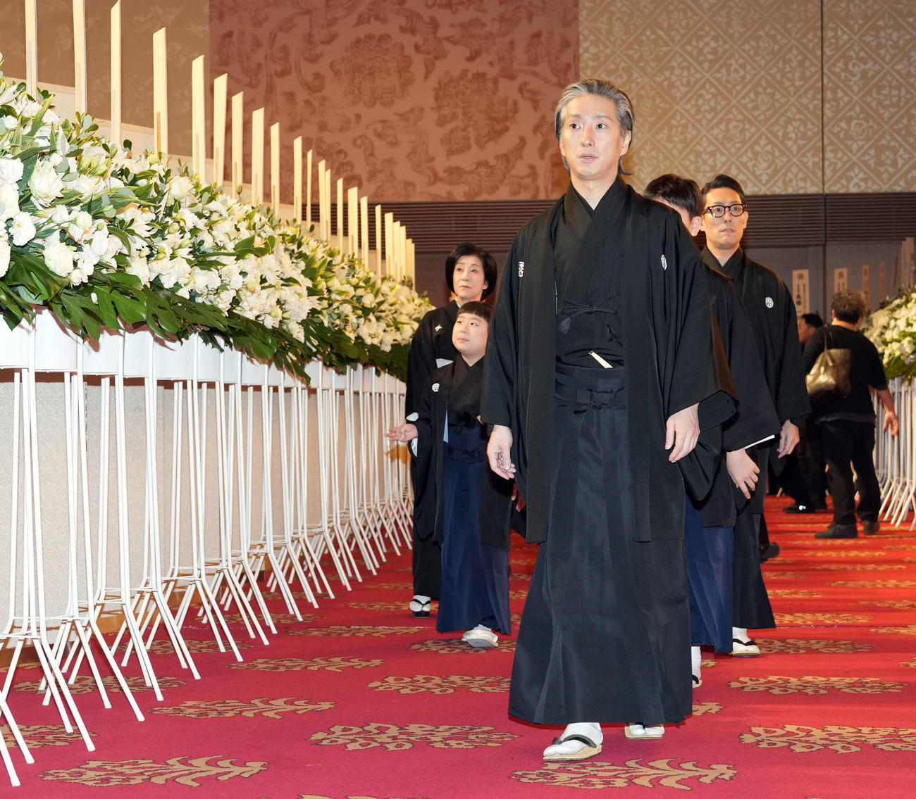 「十八世中村勘三郎十三回忌追善　偲ぶ会」に姿を見せた中村七之助（中央）、中村勘九郎ら親族（撮影・たえ見朱実）