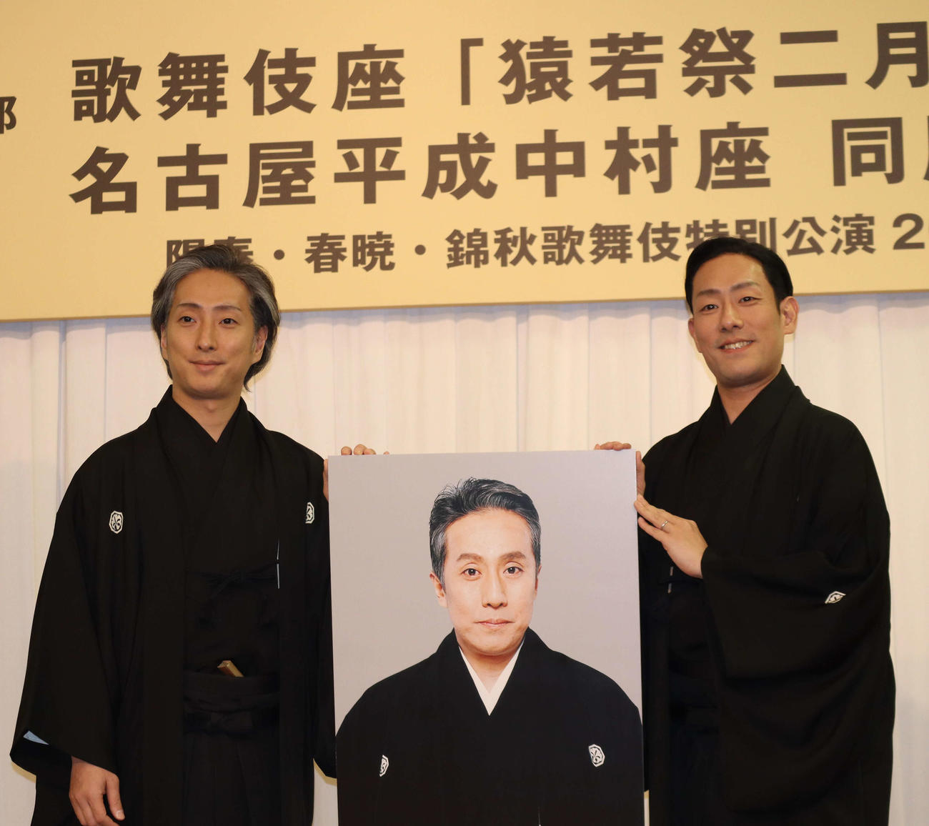 「十八世中村勘三郎十三回忌追善興行」の取材会で、父勘三郎さんの写真を手にする中村勘九郎（右）、中村七之助