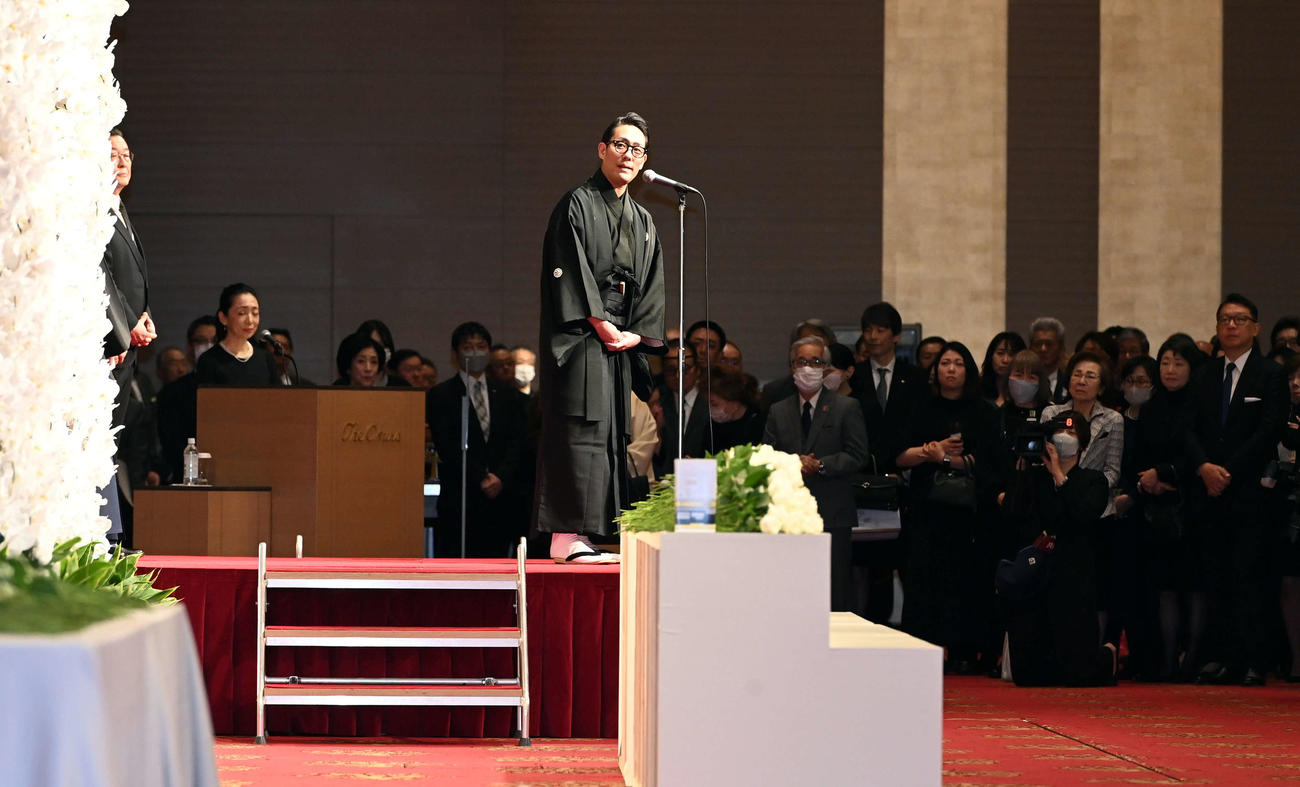 「十八世中村勘三郎十三回忌追善　偲ぶ会」であいさつをする中村勘九郎（撮影・たえ見朱実）
