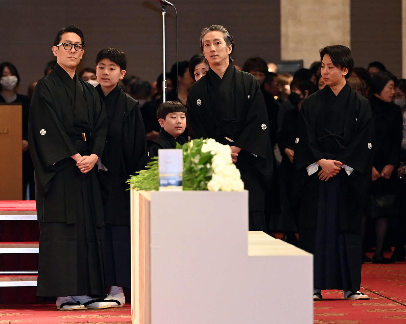「十八世中村勘三郎十三回忌追善　偲ぶ会」で参列者を迎える、左から中村勘九郎、中村勘太郎、中村長三郎、中村七之助、中村鶴松（撮影・たえ見朱実）