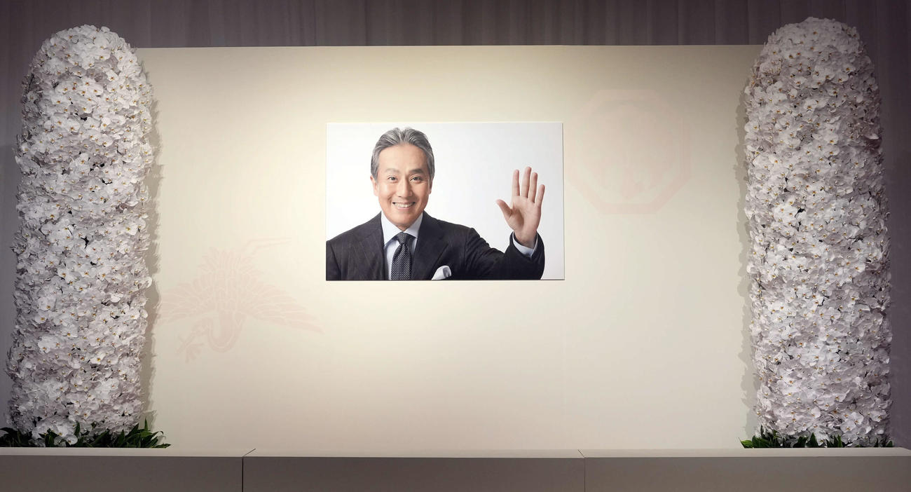 「十八世中村勘三郎十三回忌追善　偲ぶ会」に設置された献花台（撮影・たえ見朱実）