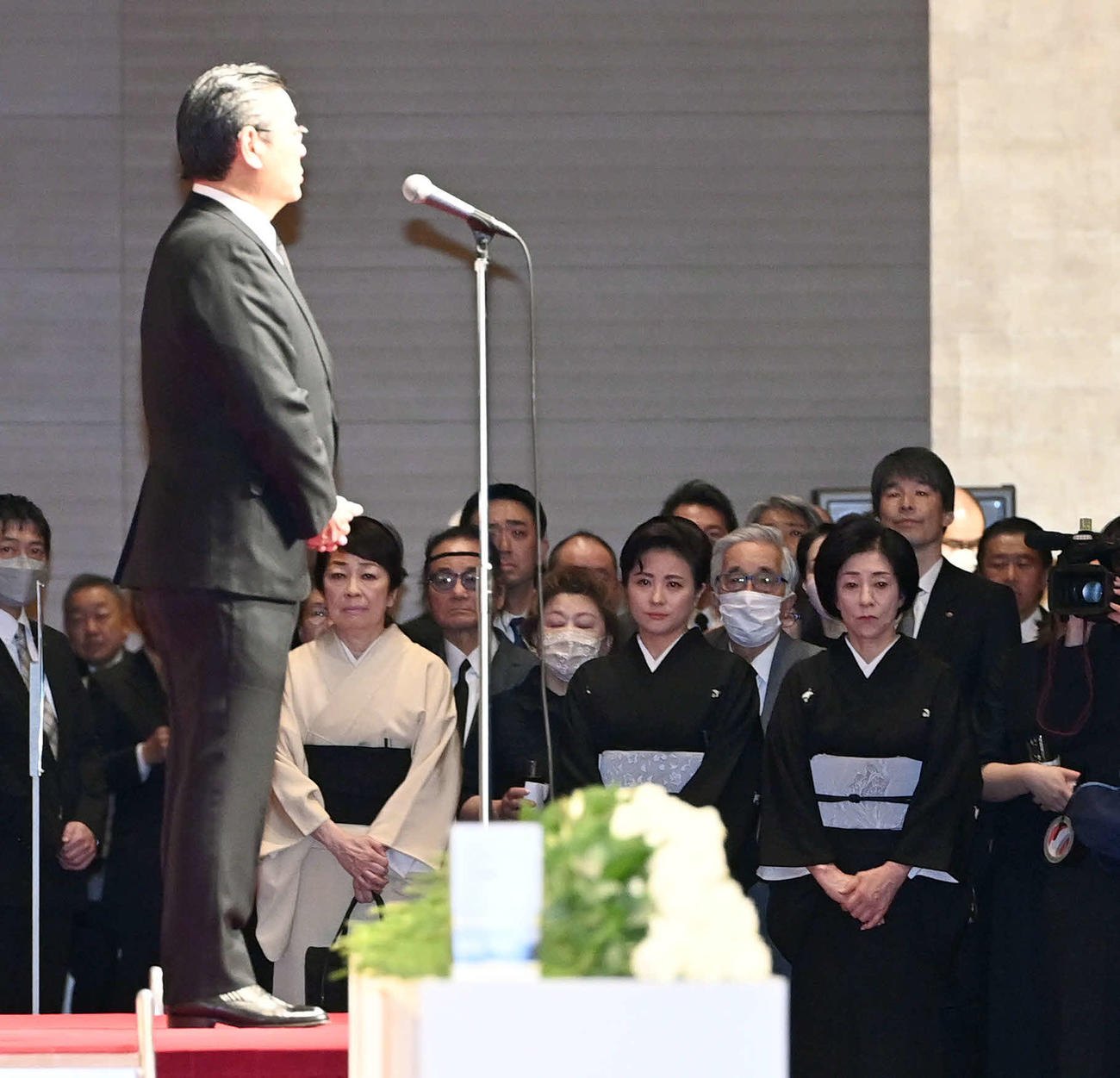 登壇者のあいさつに涙ぐむ中村勘九郎の愛夫人（中央右）と故中村勘三郎さんの好江夫人（撮影・たえ見朱実）