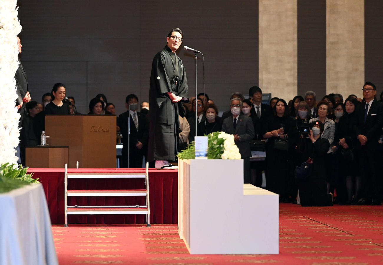 「十八世中村勘三郎十三回忌追善　偲ぶ会」であいさつをする中村勘九郎（撮影・たえ見朱実）