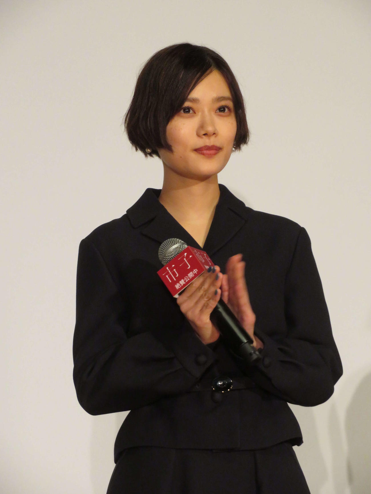 23年12月、映画「市子」公開記念舞台あいさつに登壇した杉咲花
