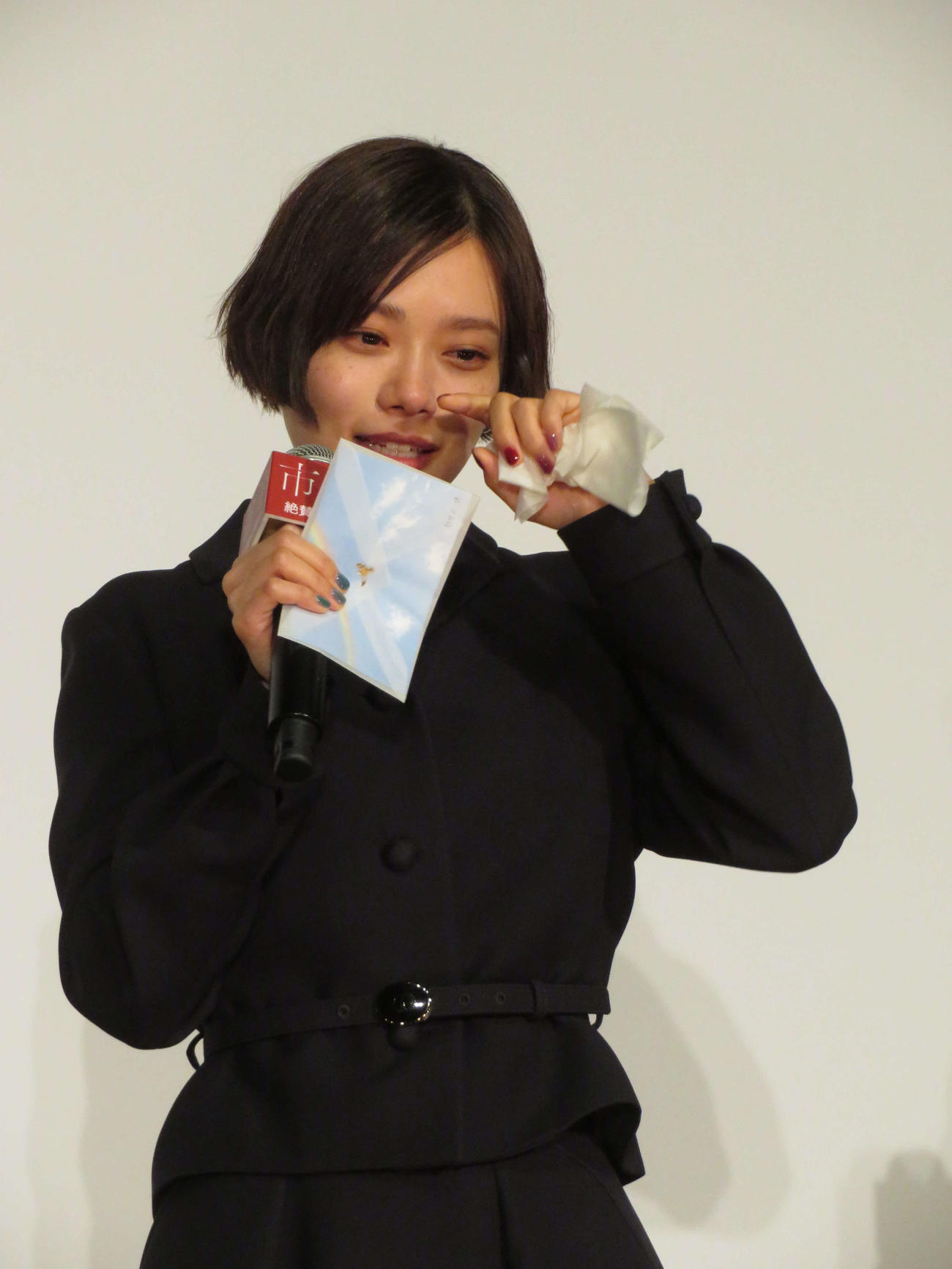 23年12月、映画「市子」公開記念舞台あいさつで涙する杉咲花