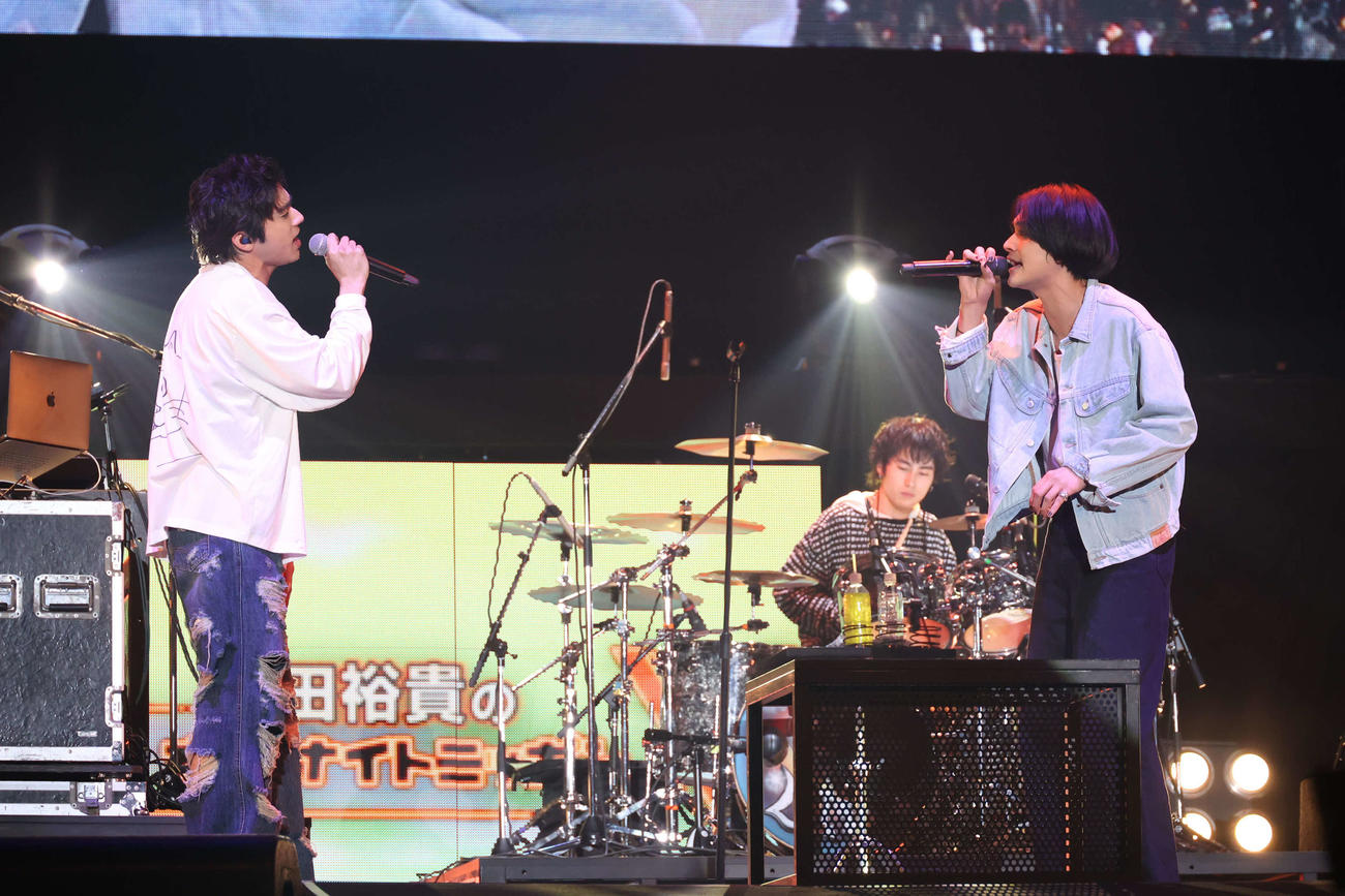 「山田裕貴のオールナイトニッポンX　横浜アリーナ王におれはなる！」でDISH／／北村匠海（右）と「猫」を歌唱する山田裕貴