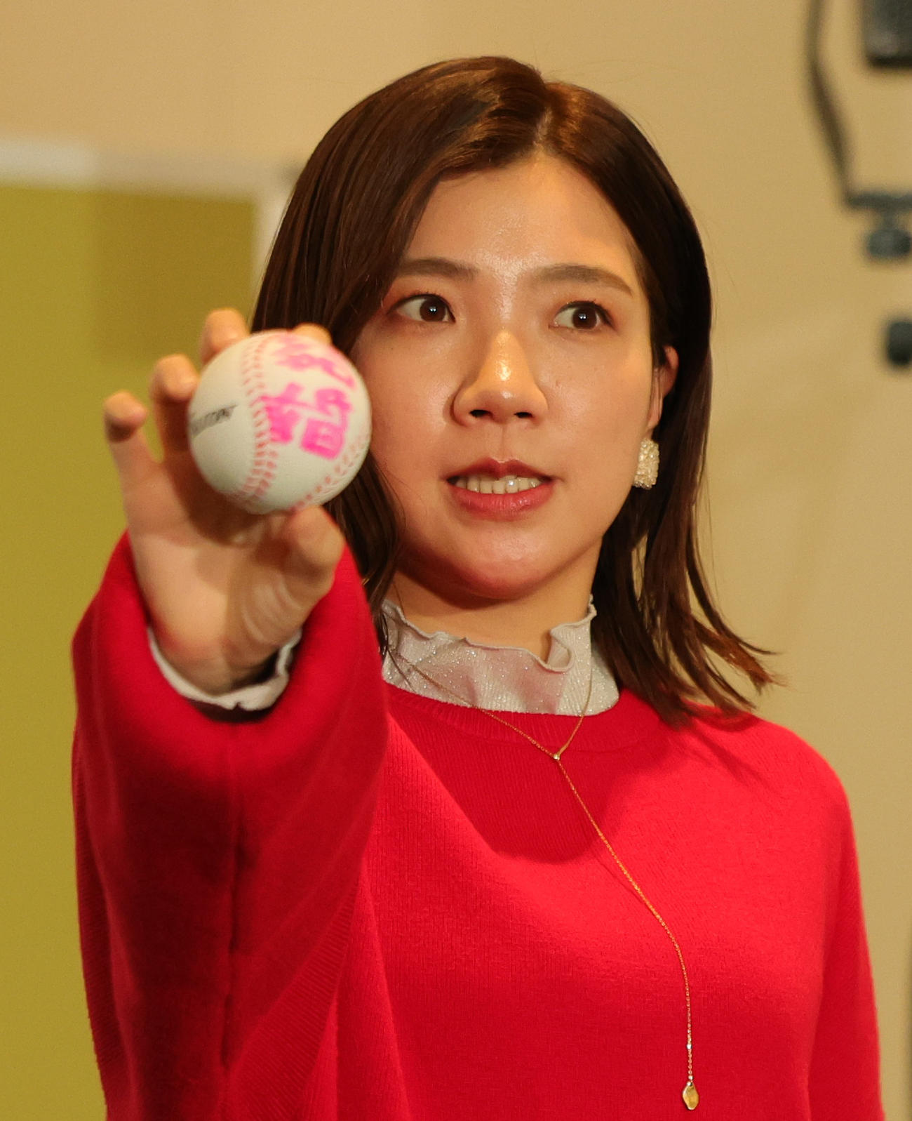 フジテレビドラマ「婚活1000本ノック」制作発表に登場し、「結婚」と書かれたボールを手にする福田麻貴（撮影・野上伸悟）
