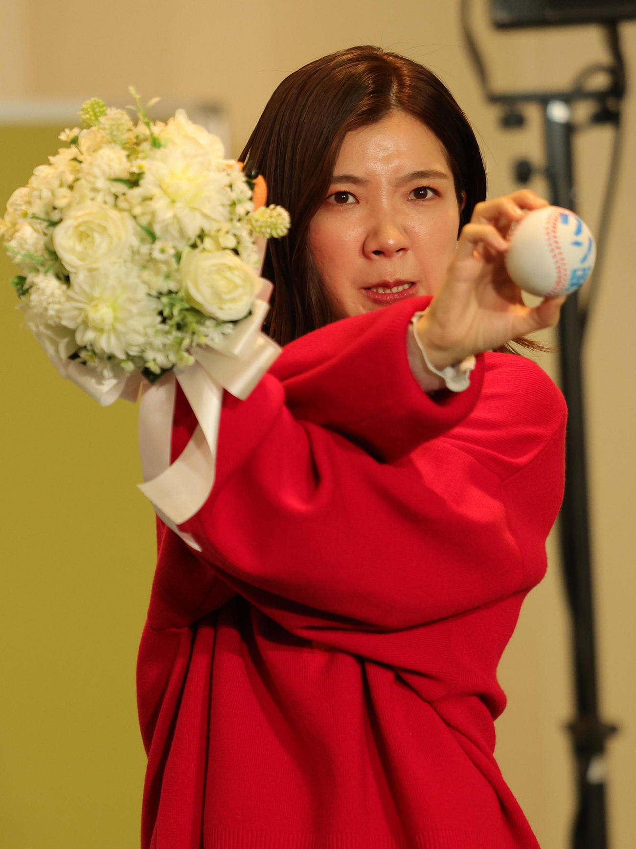フジテレビドラマ「婚活1000本ノック」制作発表に登場し、「クソ男」と書かれたボールを手にする福田麻貴（撮影・野上伸悟）