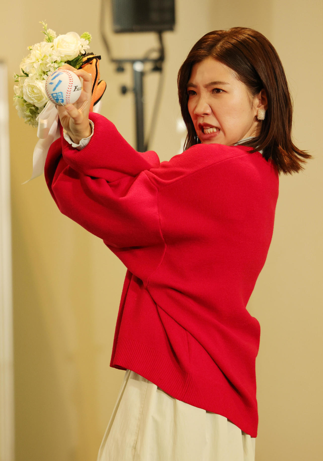 フジテレビドラマ「婚活1000本ノック」制作発表に登場し、「クソ男」と書かれたボールを手にする福田麻貴（撮影・野上伸悟）