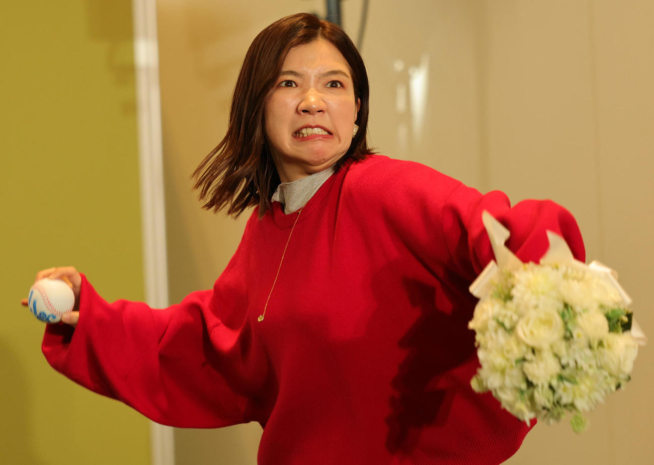 フジテレビドラマ「婚活1000本ノック」制作発表に登場し、「クソ男」と書かれたボールを投げつける福田麻貴（撮影・野上伸悟）