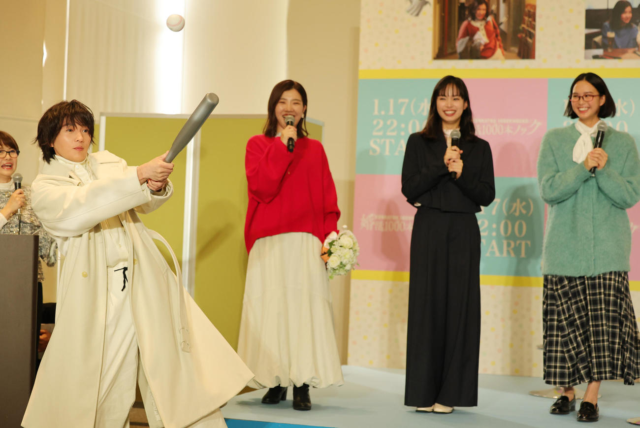 フジテレビドラマ「婚活1000本ノック」制作発表に登場し打撃に挑戦する八木勇征。後方左から福田麻貴、関水渚、白河れい（撮影・野上伸悟）