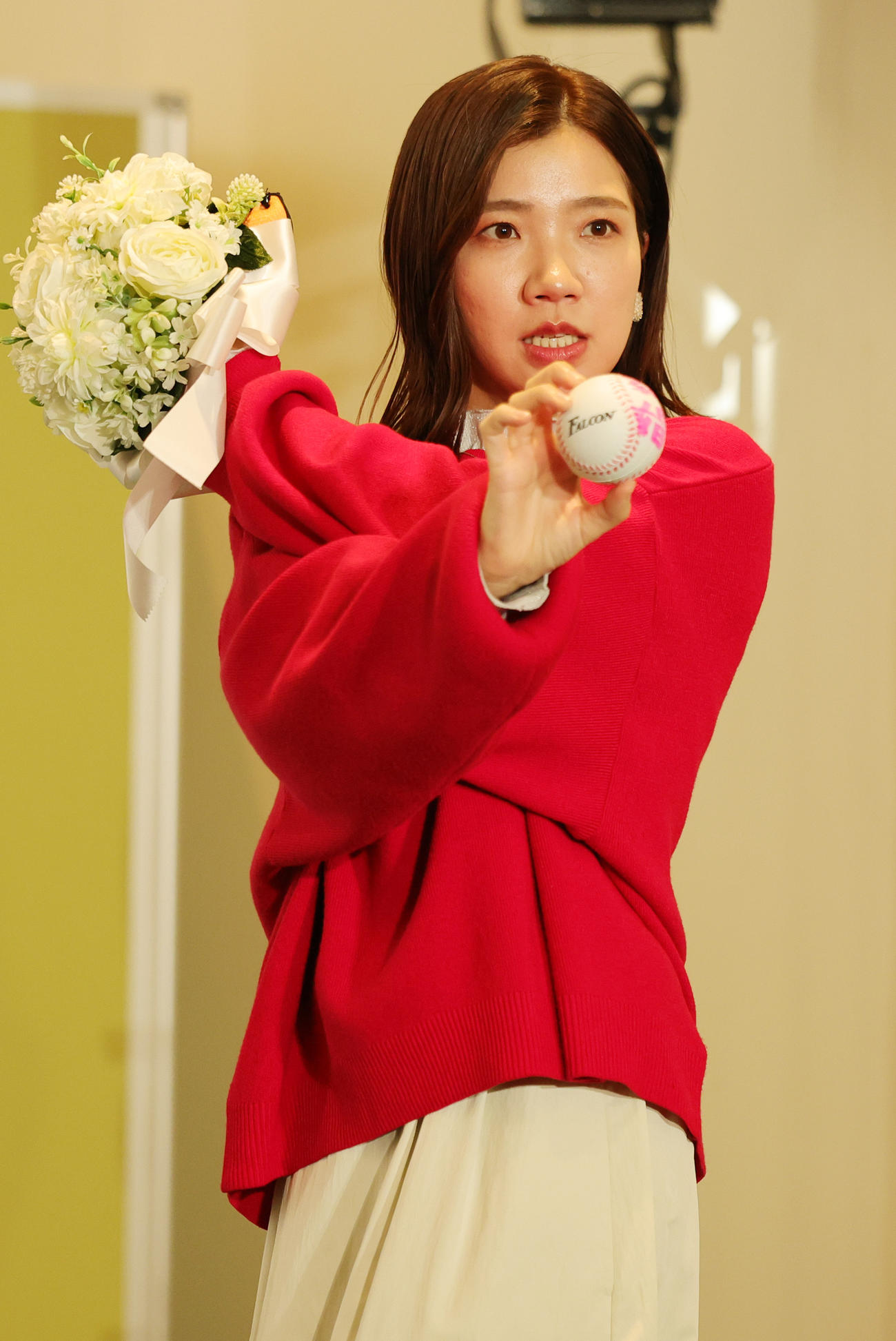 フジテレビドラマ「婚活1000本ノック」制作発表に登場し、「結婚」と書かれたボールを手にする福田麻貴（撮影・野上伸悟）