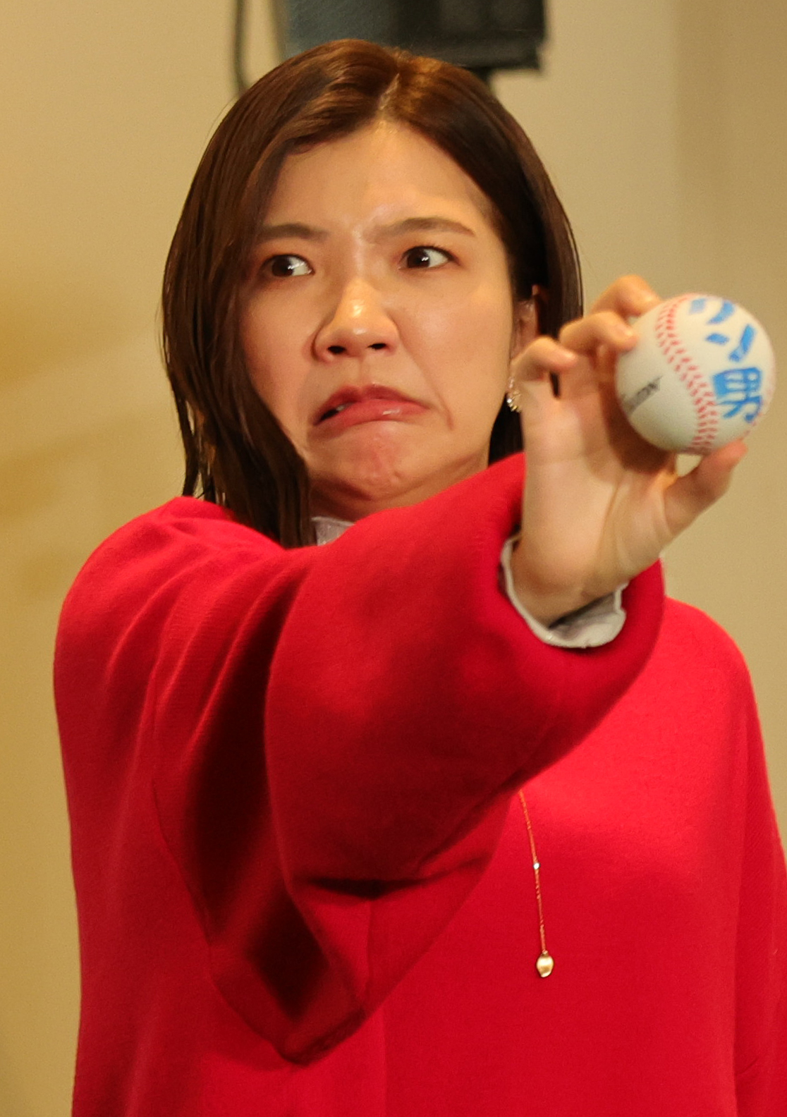 フジテレビドラマ「婚活1000本ノック」制作発表に登場し、「クソ男」と書かれたボールを手にする福田麻貴（撮影・野上伸悟）