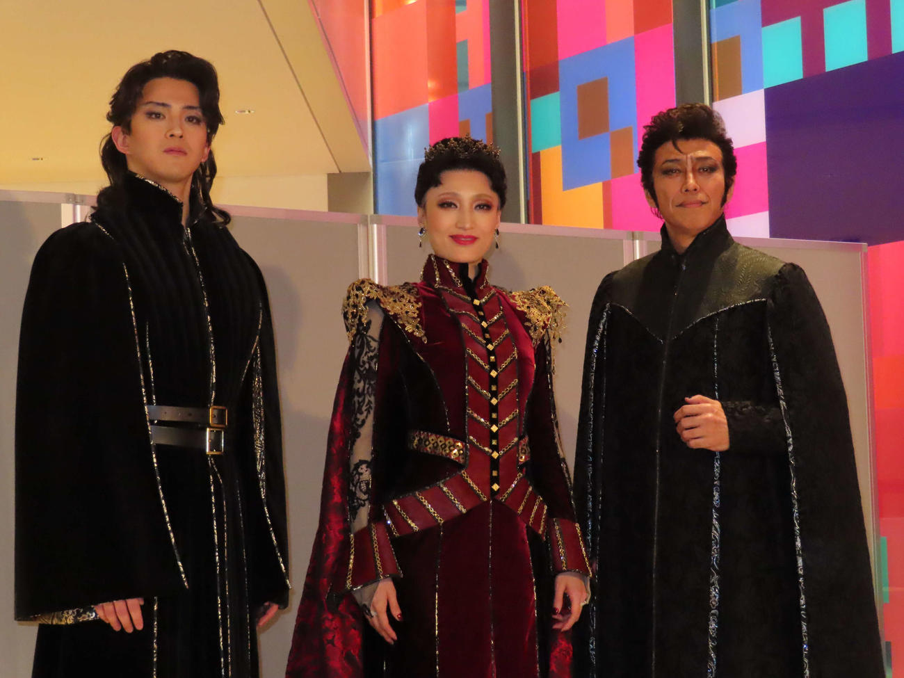 ミュージカル「イザボー」に出演する、左から甲斐翔真、望海風斗、石井一孝