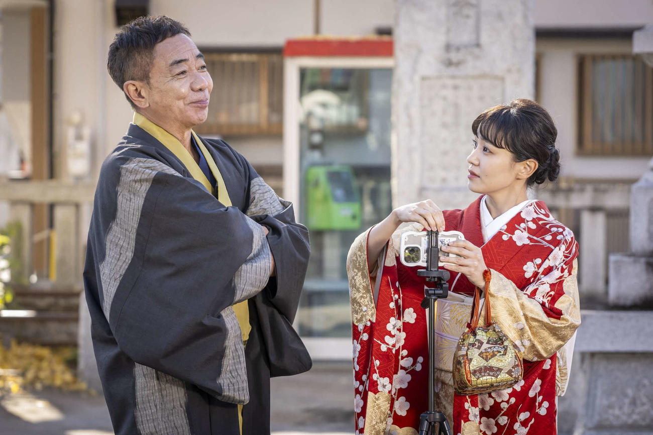 カンテレ、フジテレビ系「春になったら」に出演する木梨憲武、奈緒(C)関西テレビ