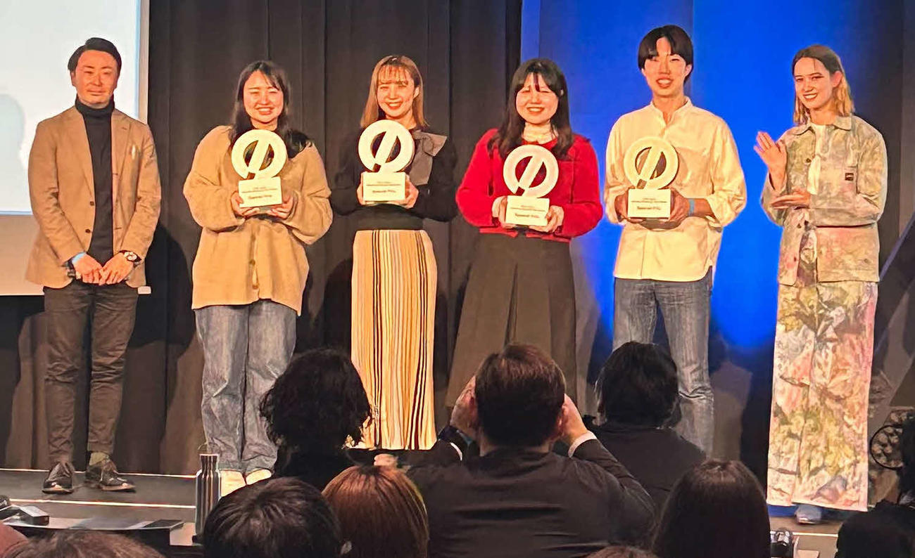 脱炭素社会の実現に向けて企業と学生が共創するビジネスコンテストプログラム「デカボチャレンジ2024 Winter」の表彰式に登壇したトラウデン直美（右端）