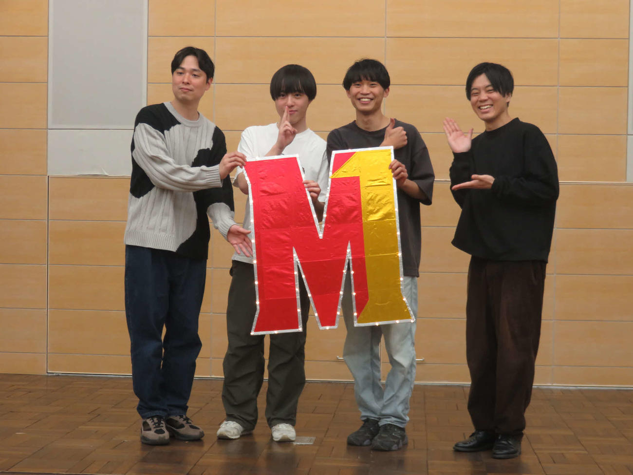 優勝したナユタのホリコシ（中央左）とオノハラ（同右）を祝福するゲストのストレッチーズ
