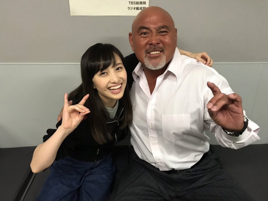 「プロレスLOVEポーズ」とるももクロ百田夏菜子と武藤敬司（武藤敬司のXから）