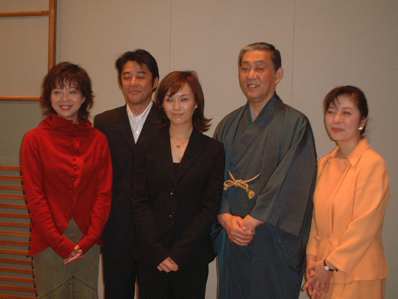 ドラマ「銀座まんまんなか！」のキャストたち。左から女優時代の若林志穂さん、坂上忍、奥貫薫、市川左団次(市川左團次)さん、伊藤栄子（2003年撮影）