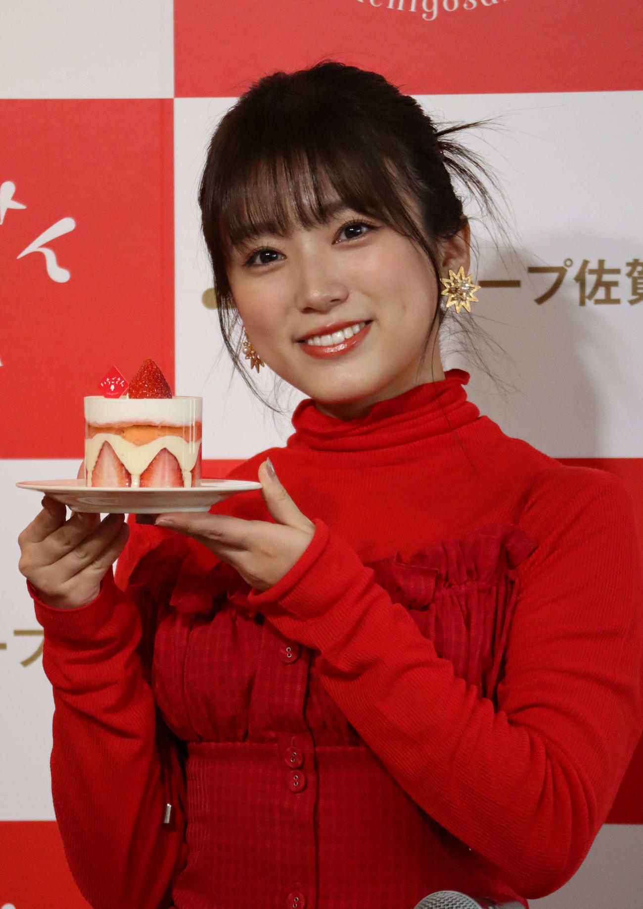 「いちごさんどう2024」の発表会で、コラボメニューを手にする矢吹奈子