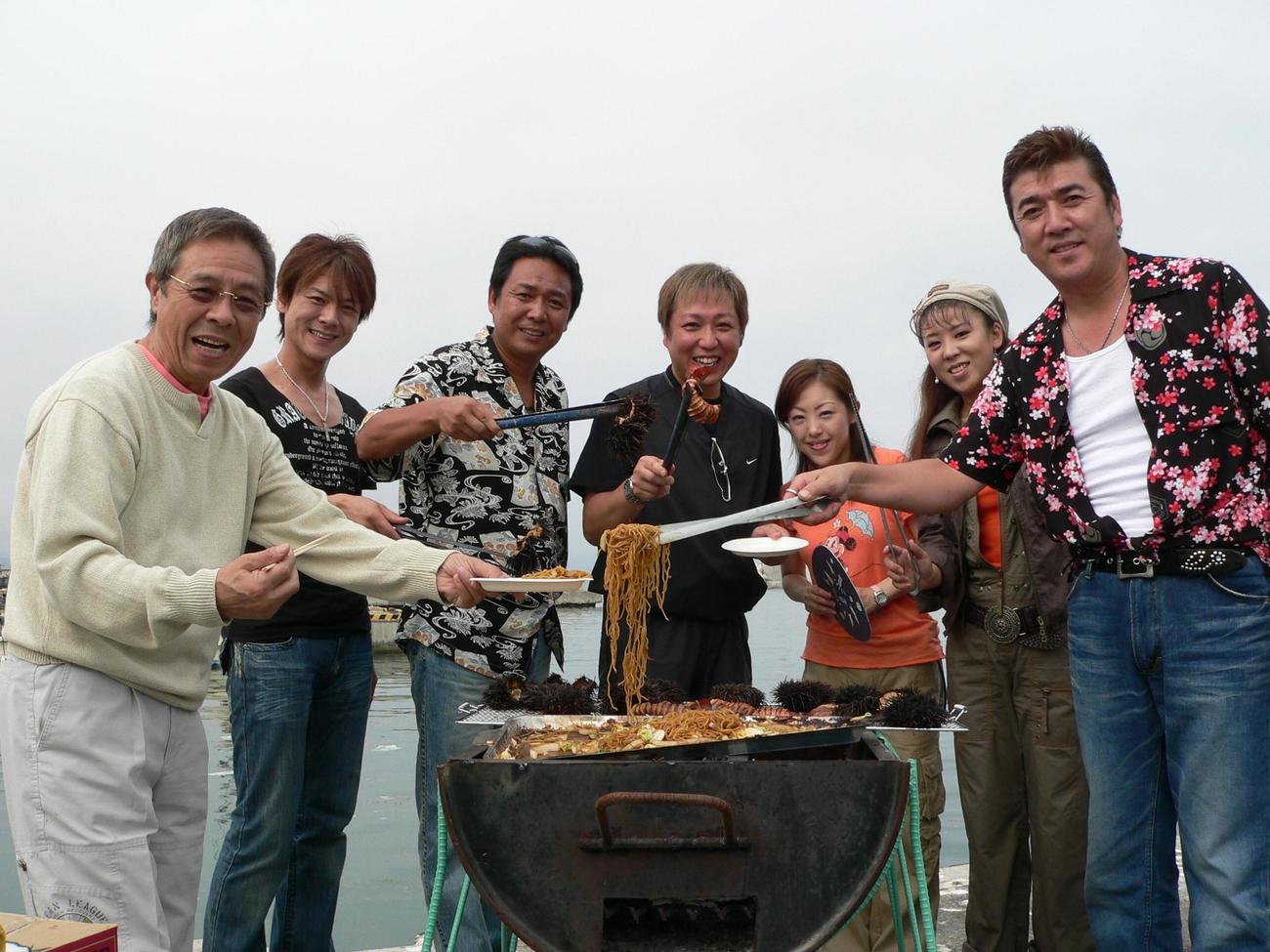 北島三郎歌謡ショー　地元・北海道知内町の人たちとバーベキューパーティーを行う左から北島三郎、北山たけし、山本譲二、和田青児、山口ひろみ、長保有紀、小金沢昇司さん（2006年8月撮影）