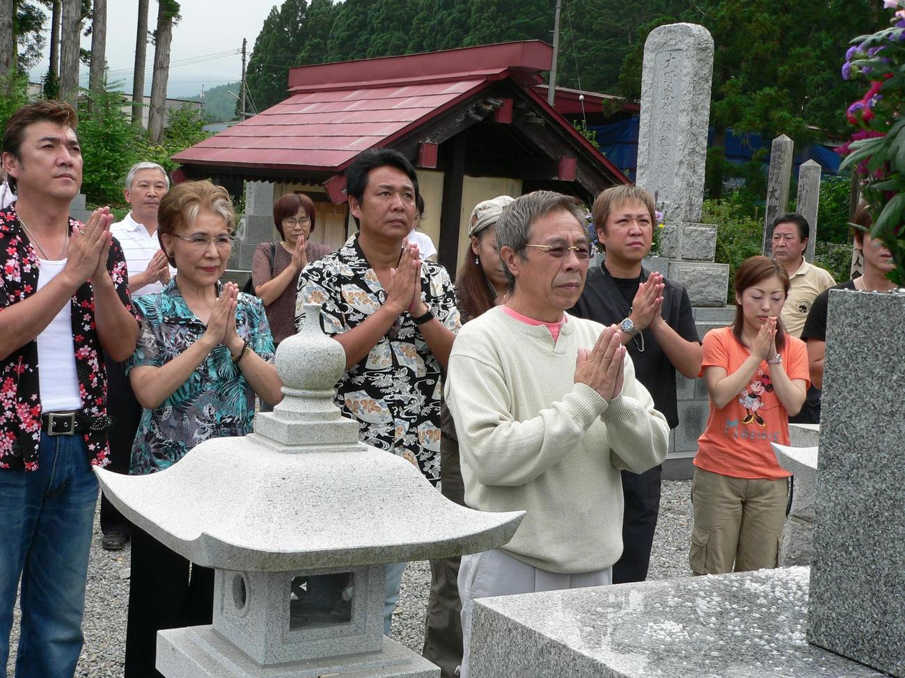 先祖代々の墓にお参りする北島三郎。左後ろから小金沢昇司さん、妻の雅子さん、山本譲二、長保有紀、和田青児、山口ひろみ（2006年8月撮影）