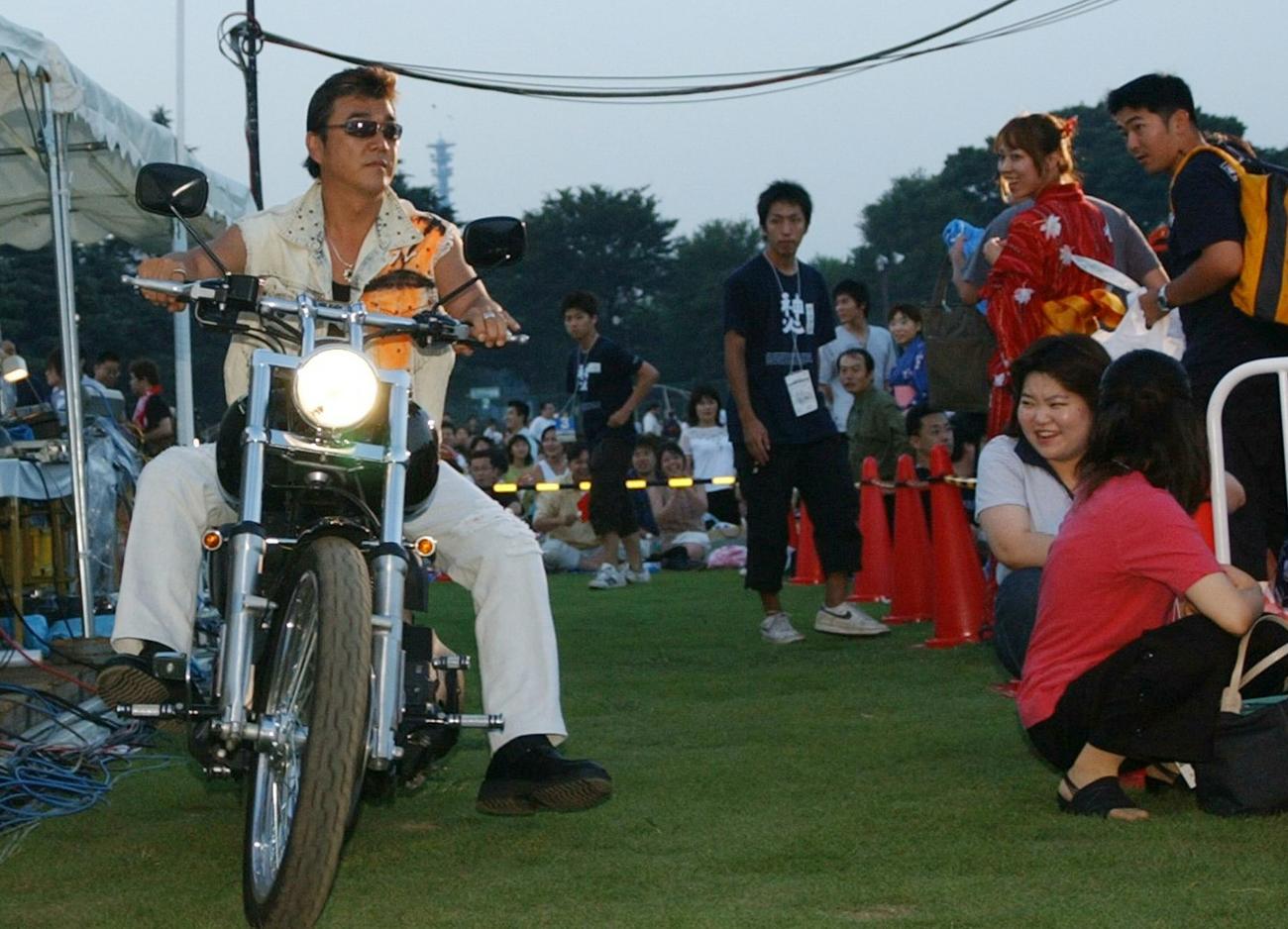 神宮花火大会に小金沢昇司さんはハーレーにまたがり登場（2004年8月撮影）