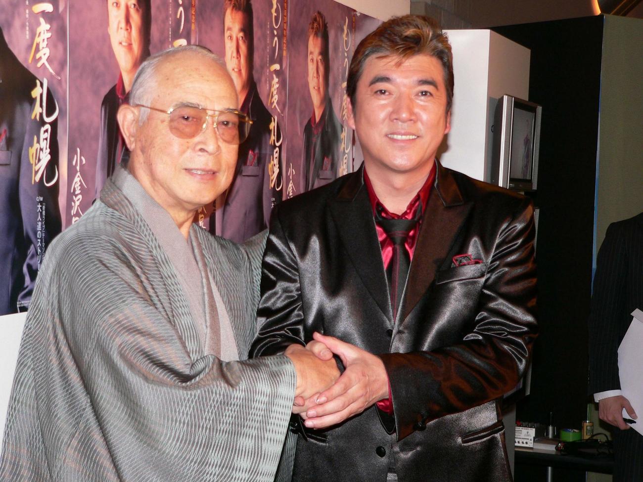 「もう1度札幌」の発表会を行った小金沢昇司さん（右）は激励に訪れた大沢啓二氏と握手（2007年3月撮影）