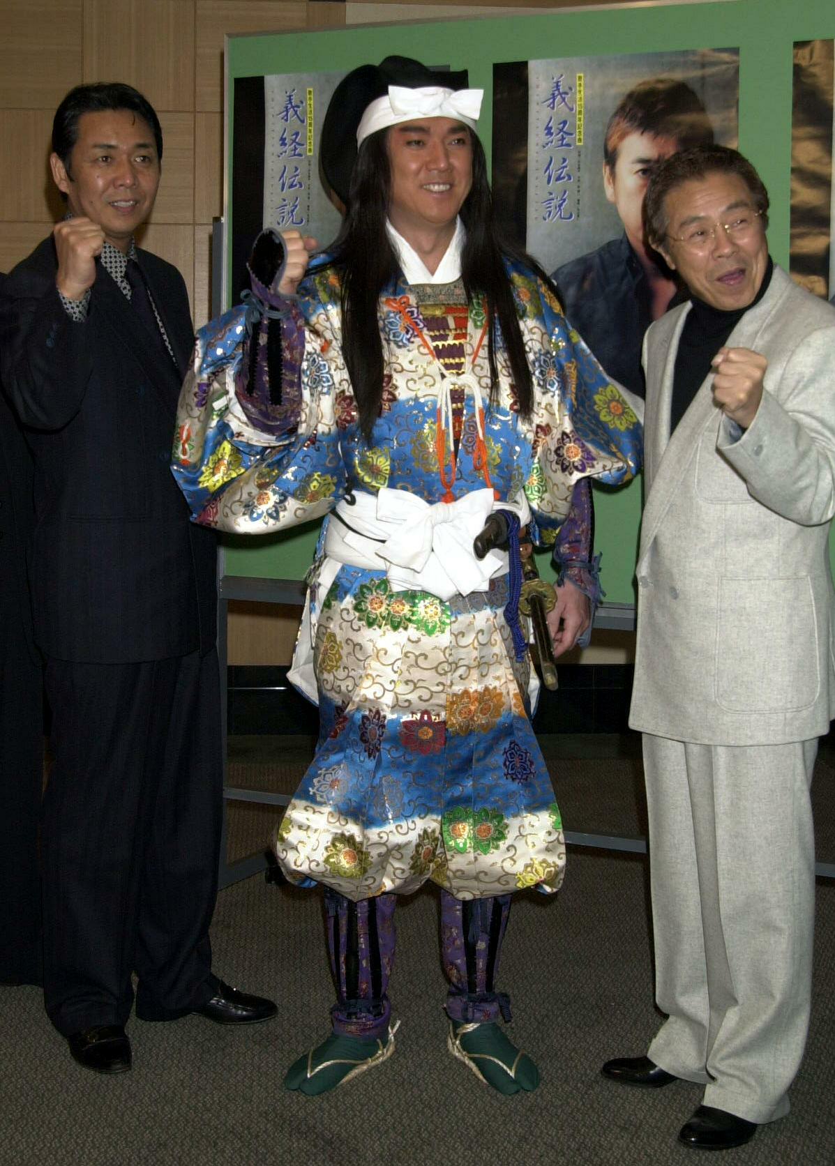 小金沢昇司さん（中央）の「義経伝説」出陣式でエイエイオーではなくヘイヘイホーと報道陣を爆笑させる北島三郎（右）と山本譲二（2002年3月撮影）